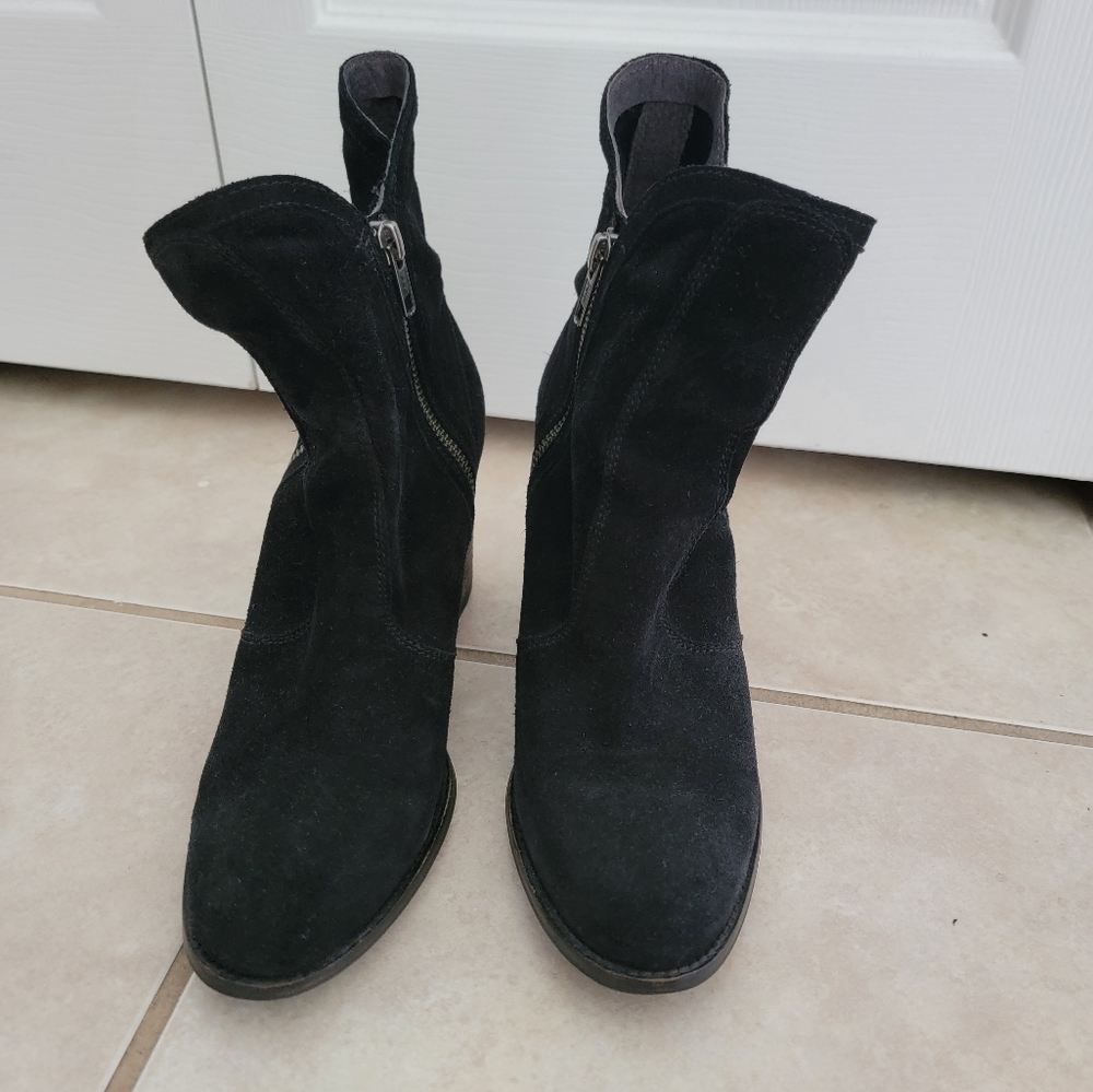 Black heel Booties